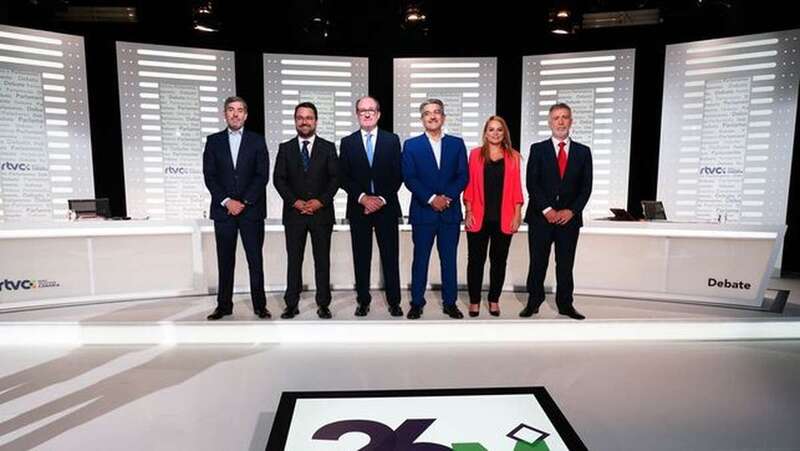 Los candidatos y candidata a la Presidencia de Canarias, junto al presidente de RTVC (en el centro) (Foto TA)